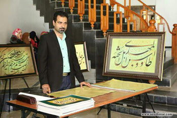  گزارش تصویری از نمایشگاه آثار خوشنویسی هنرمندارجمند هادی پناهی منش در مسجد و دانشگاه کوفه -کشور عراق