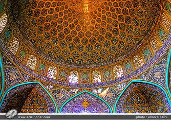 تصاویری از گنبد مسجد شیخ لطف الله اصفهان و طراحی طاووسی داخل گنبد 