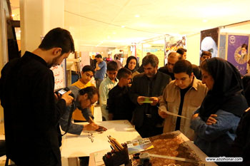 ورکشاپ خوشنویسی و نگارش نام توسط هنرمندان بسیجی در بیست و پنجمین نمایشگاه بین المللی قرآن کریم در مصلای تهران، خرداد 1396
