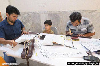 گزارش تصویری از محفل خوشنویسی کتابت آیه های قرآن کریم با عنوان ” مشق رمضان ” در شهرستان محلات