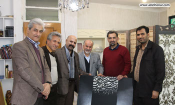 اهدای یک اثر نقاشیخط نفیس توسط استاد خلیل کویکی به علیرضا عزیزی 